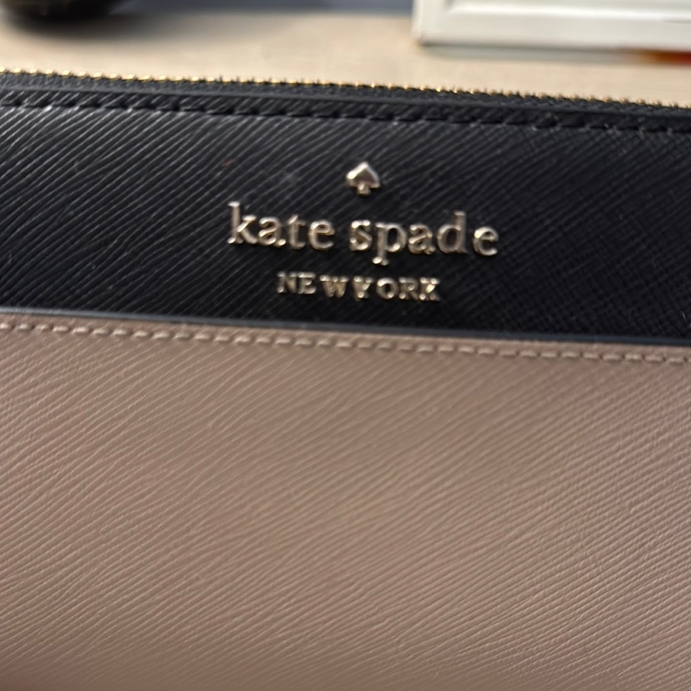 Kate Spade Black and Tan Wallet with Zip-Around Closure - Picture 4 of 9